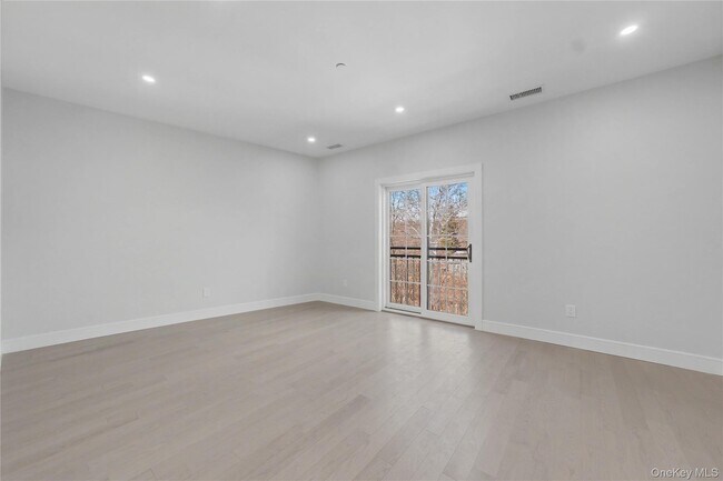 Building Photo - 10 Market St