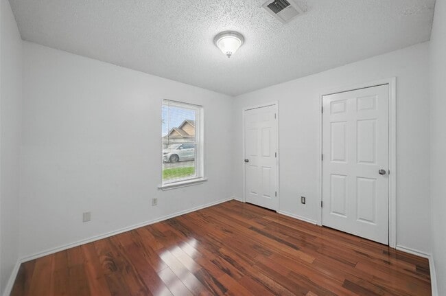 Building Photo - 513 Signal Hill Ct S
