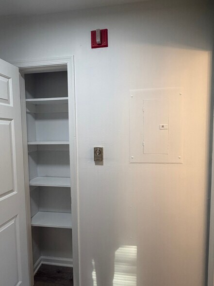 Building Photo - 444 Bridge St