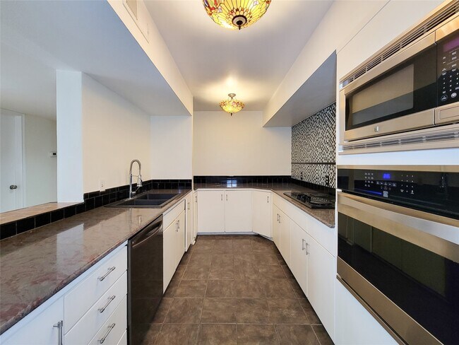 Building Photo - 2243 W Alabama St