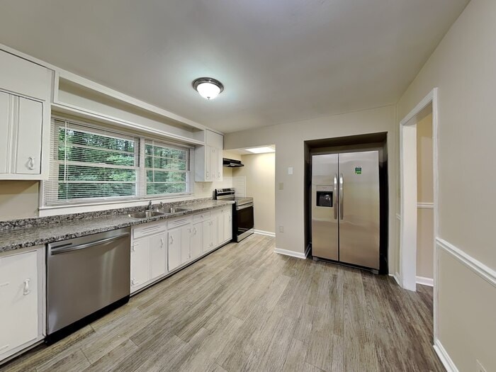 Building Photo - 760 Woodvalley Rd SW