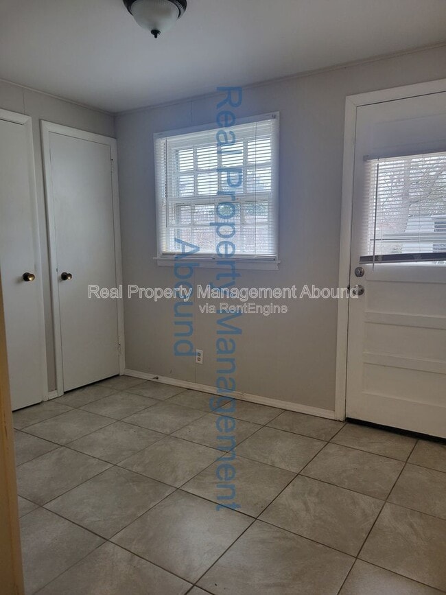 Building Photo - 1415 S New Haven Ave