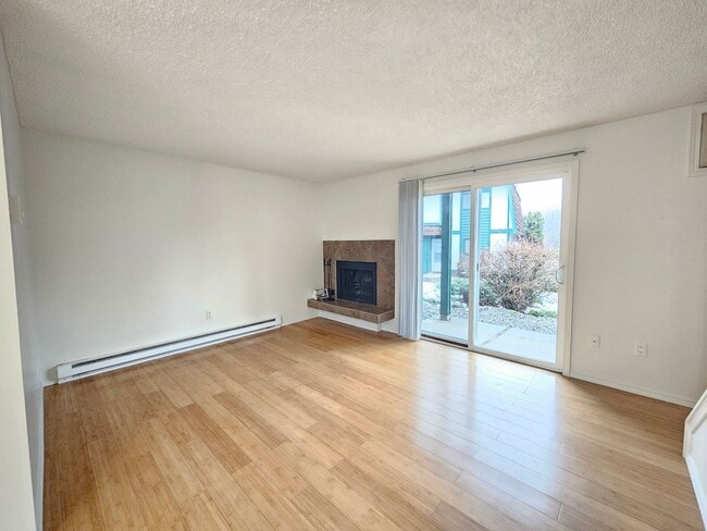 Building Photo - $1,250 - 1 Bed / 1 Bath Spacious Two-Story...