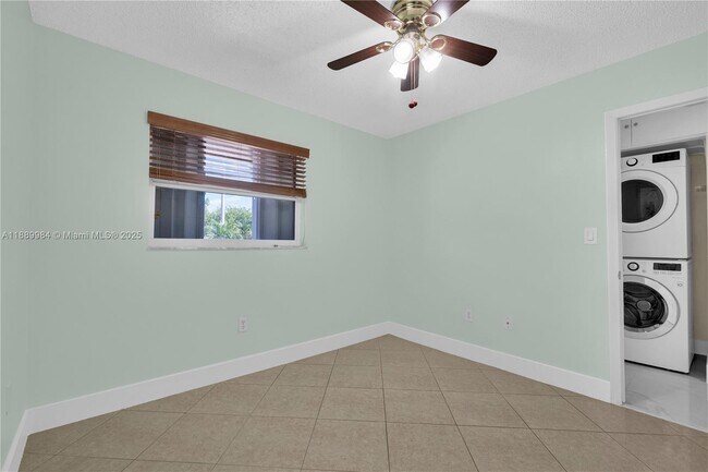 Building Photo - 2560 W 60th St