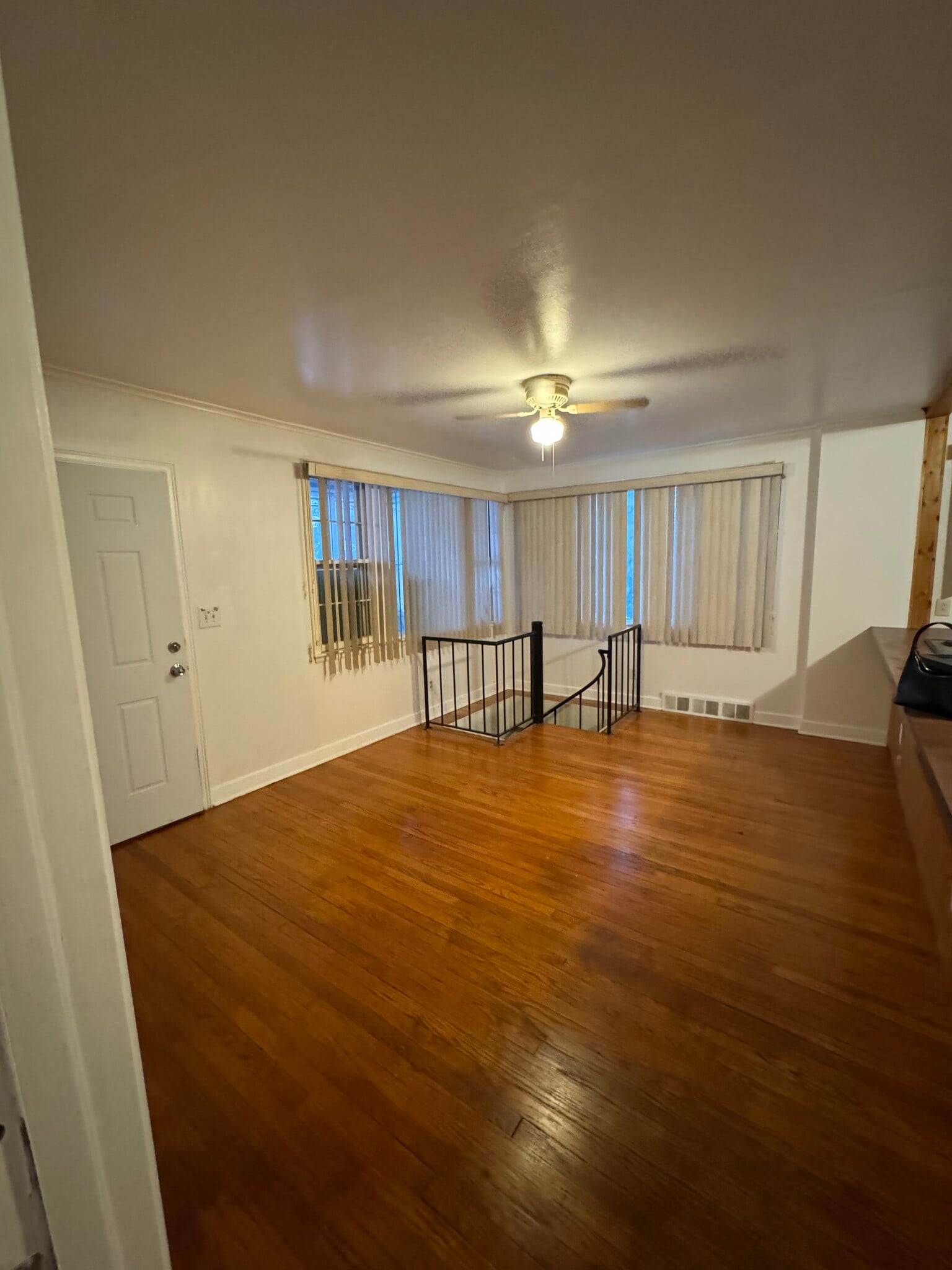 Living/ dining - 1071 Van Velsen St