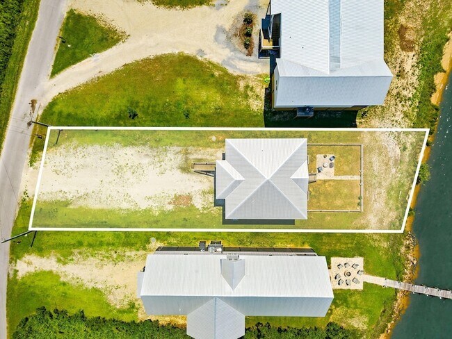 Building Photo - 486 Beatrice Point Rd
