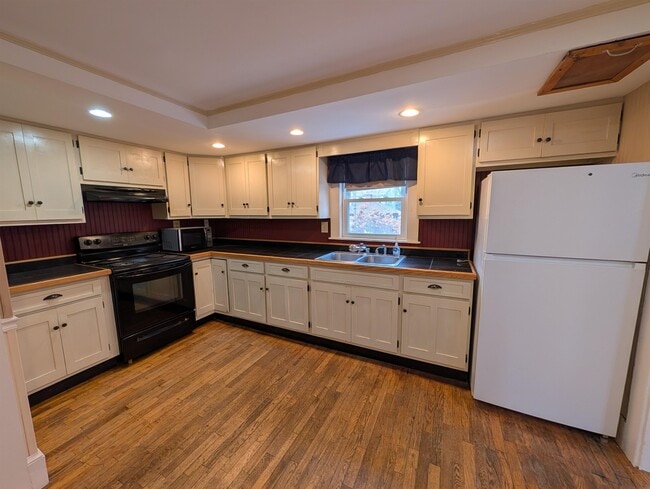 Building Photo - 30 Pleasant St