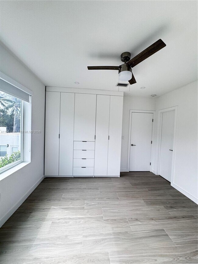 Building Photo - 2855 Royal Palm Ave