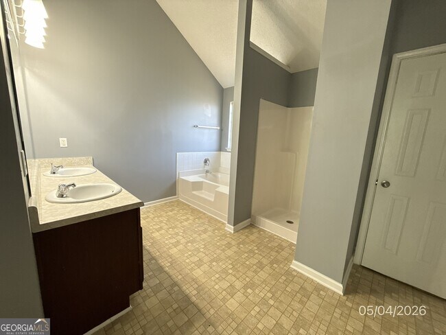 Building Photo - 1002 Odelle Cir