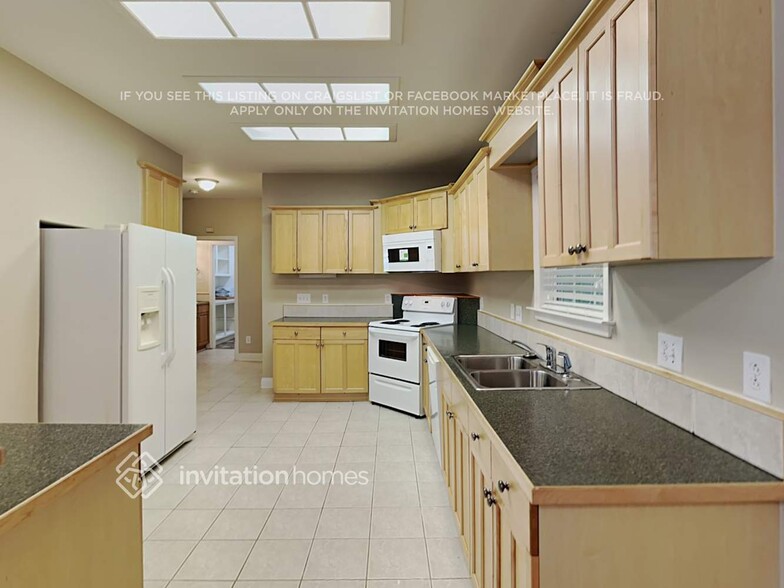 Building Photo - 2611 Meadow Ln