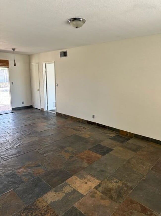 Building Photo - SW Remodeled 2 Bedroom!!