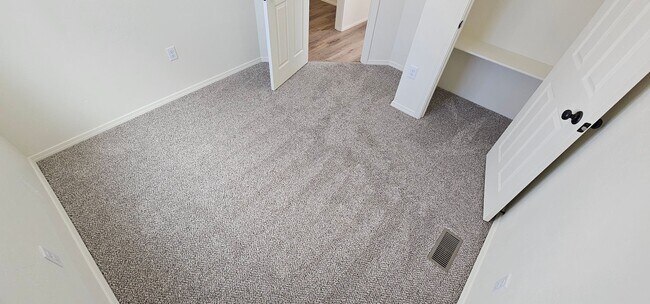 Building Photo - Fully Renovated 3Bd/2Ba Home in River Rock Fenced Yard Pet Friendly