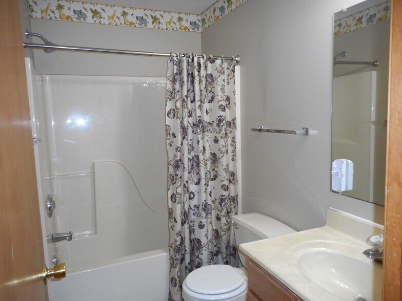 Hall bathroom - 12541 Kenai Dr