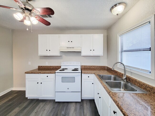 Building Photo - 4817 Lawndale St