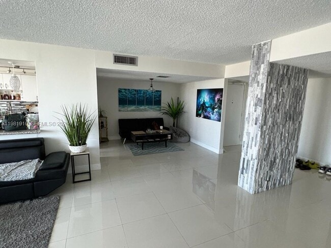 Building Photo - 18061 Biscayne Blvd