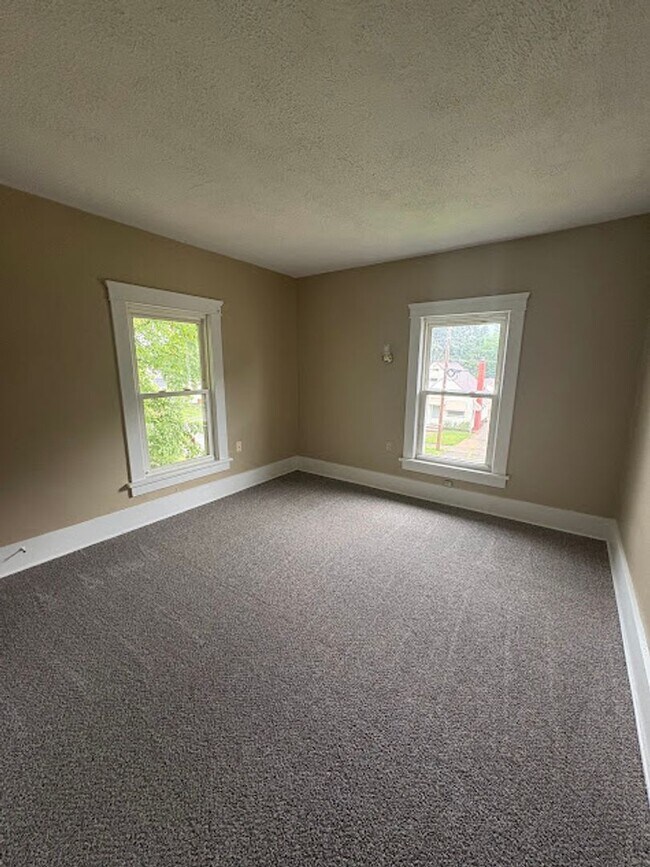 Building Photo - 3 Bedroom 1 Bathroom Home Ready to Rent!