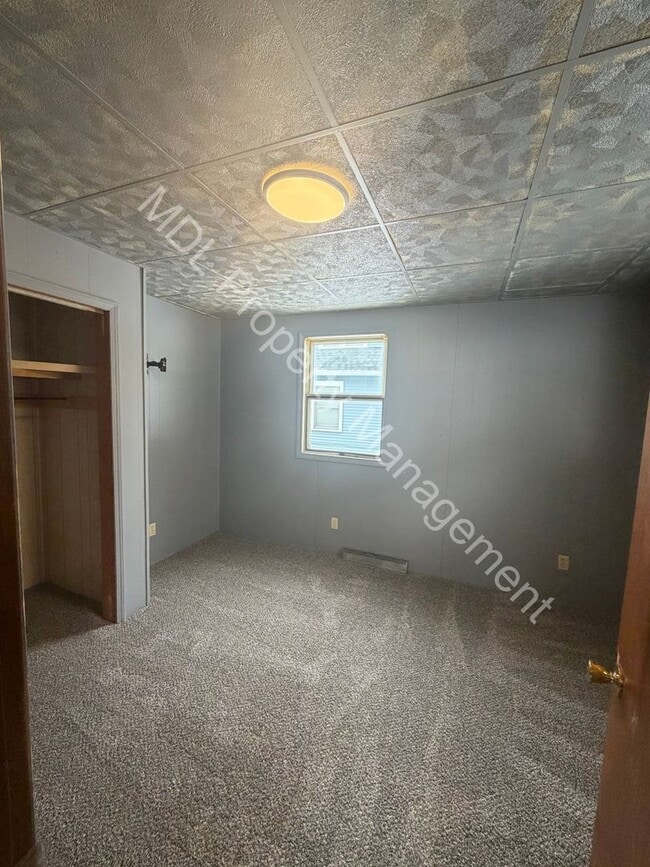 Building Photo - 3 Bedroom 2 Bathroom Home w/ Full Basement