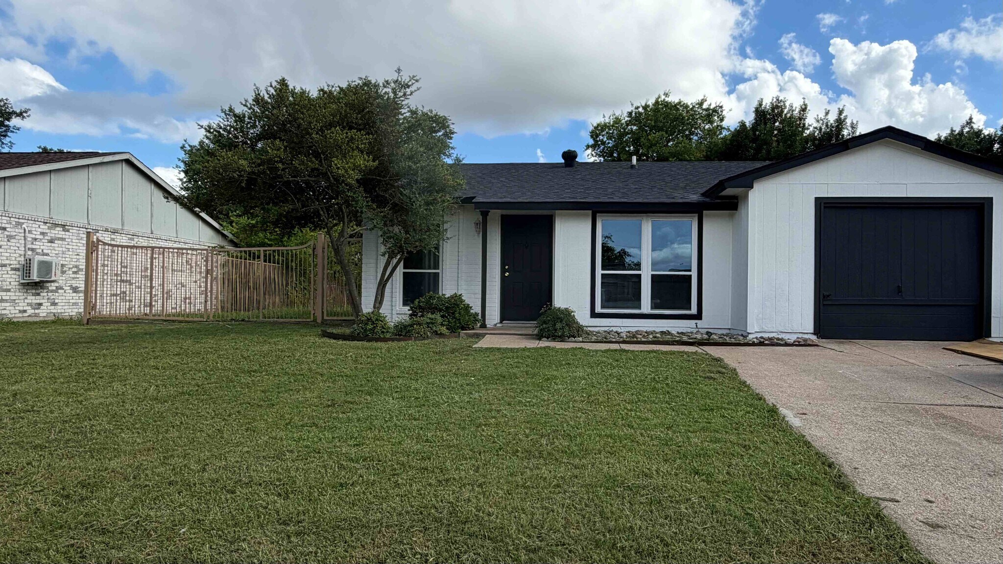 Building Photo - 2122 Sharpshire Ln