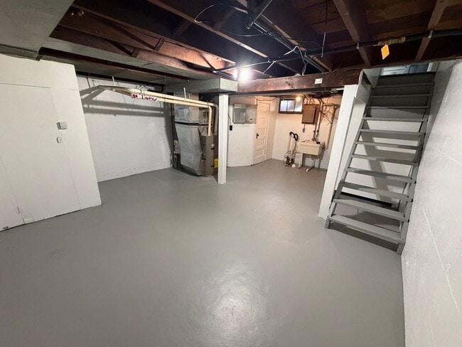 Building Photo - Remodeled 2 Bedroom - AVAILABLE 08/07/2026