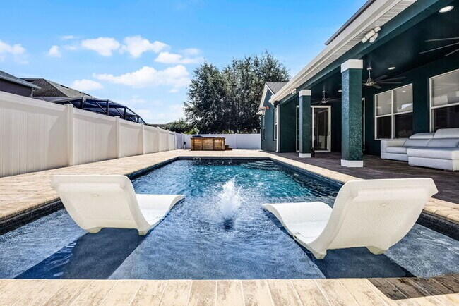 Building Photo - Fully Remodeled 5/4 Art Deco-Inspired Home...