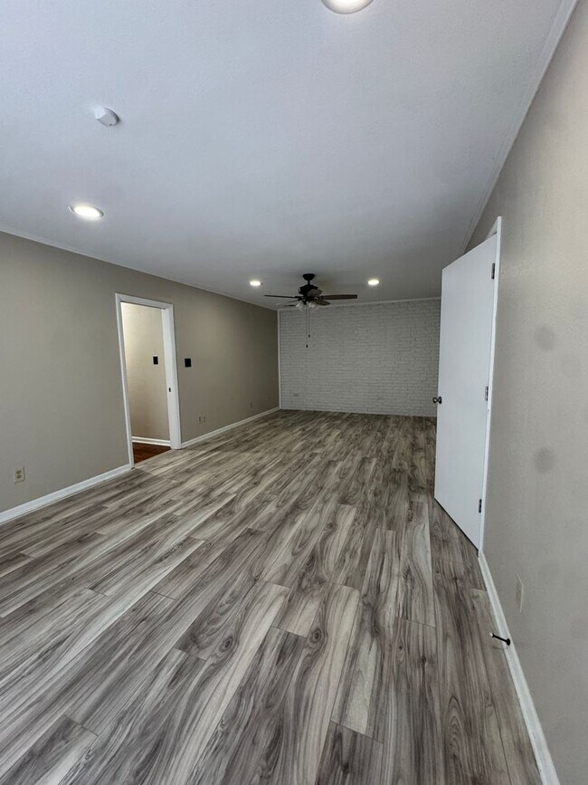 Building Photo - Incredible 4 Bed / 2 Bath updated Home, Available Now!