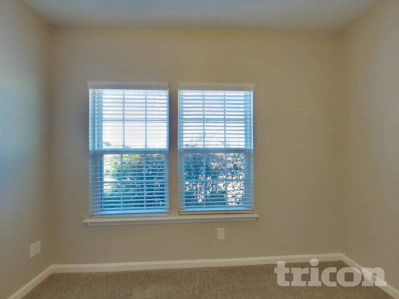 Building Photo - 735 Longford Dr