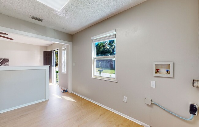 Building Photo - Renovated 2 Bedroom Jacksonville Heights D...