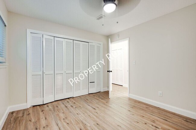 Building Photo - 2323 Green Forest Dr