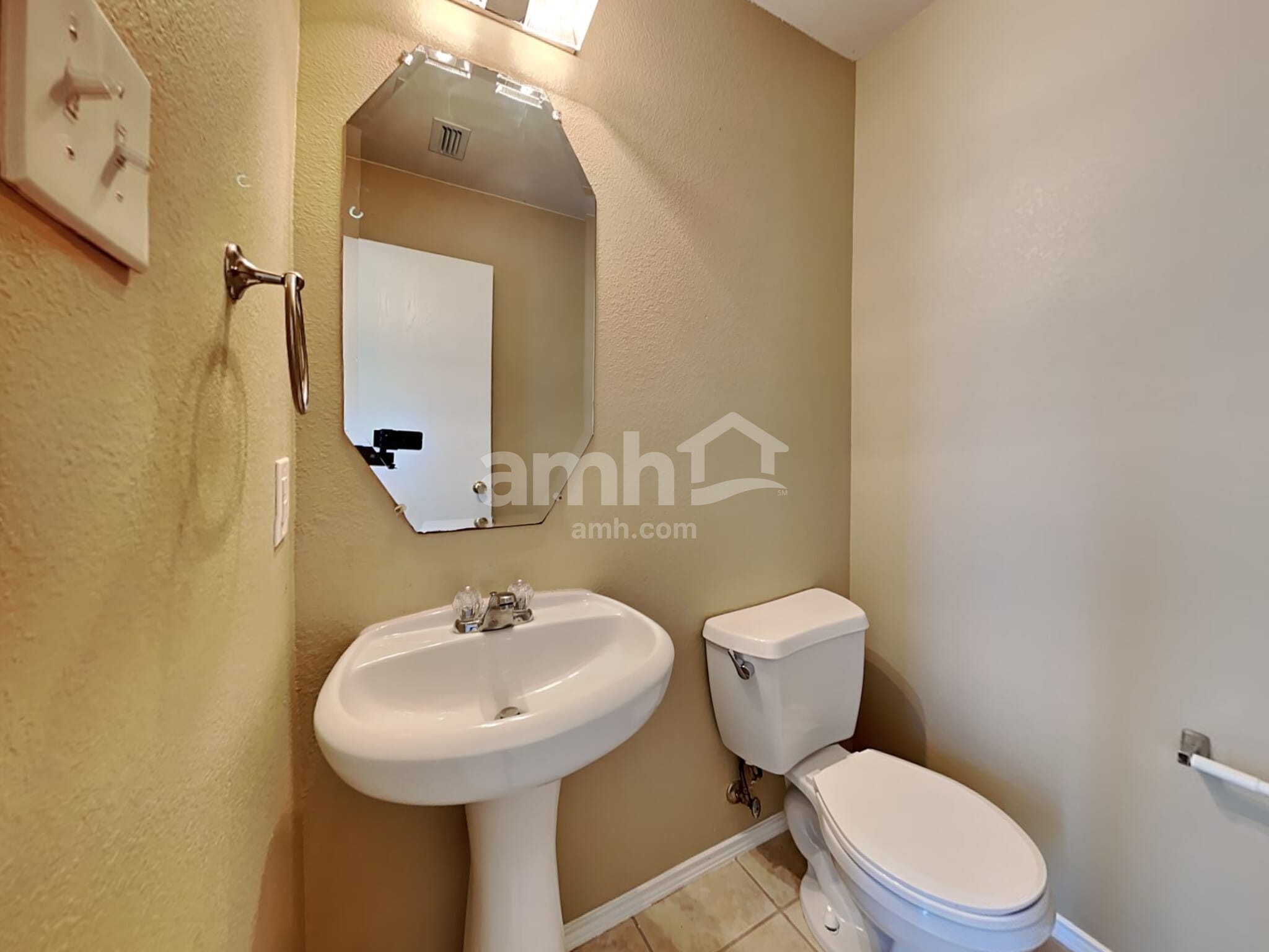 Building Photo - 1227 Wenatchee Dr