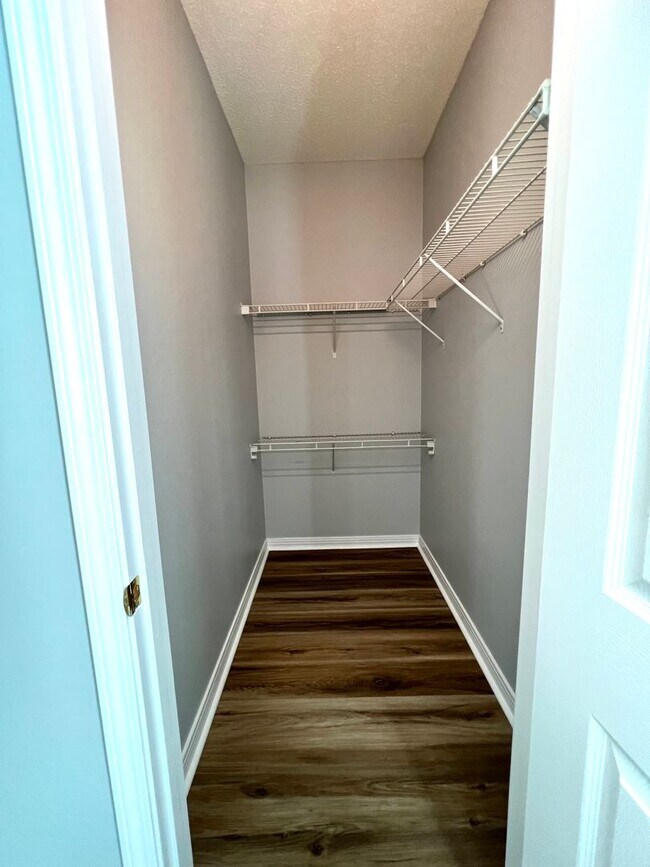 Building Photo - Charming Unit Close to the Pool!