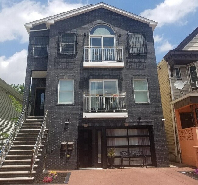 Primary Photo - 134 Bostwick Ave