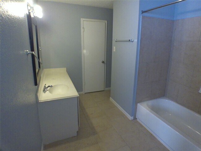 Building Photo - 15914 Willbriar Ln