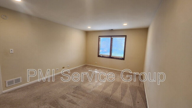 Building Photo - 985 West Ct