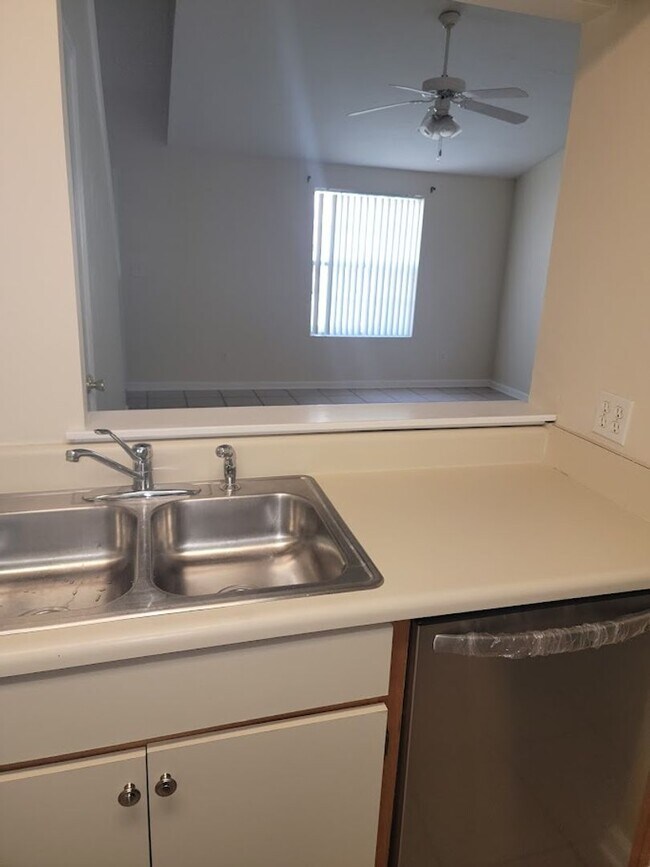 Building Photo - 3 BR/ 2BA Townhome located in