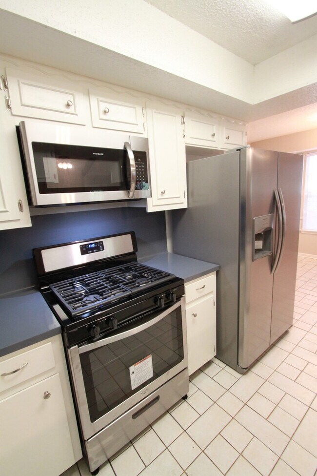 Building Photo - East Austin 4BR Gem on Cul-de-Sac w/ Spacious Lot & Updates