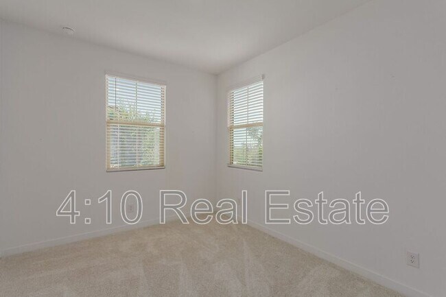 Building Photo - 2222 E Palmdale Ln
