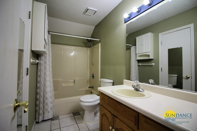 Building Photo - Lovely 4 Bedroom Home in Fort Walton Beach
