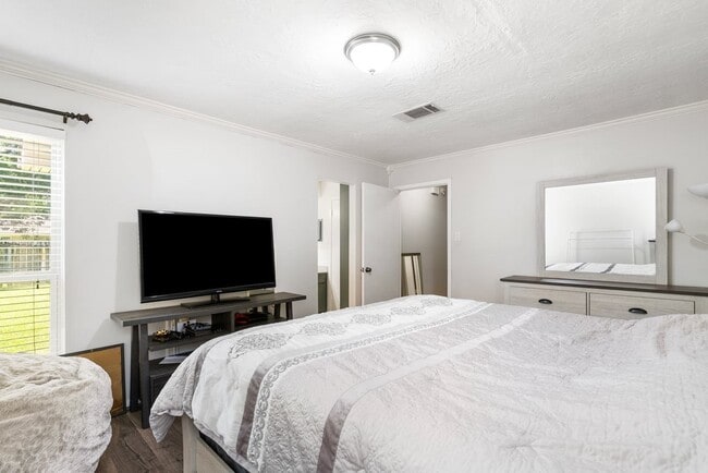 Building Photo - 14039 Utopia Dr