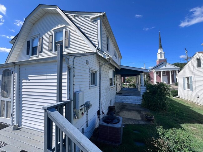 Building Photo - 114 Shore Rd