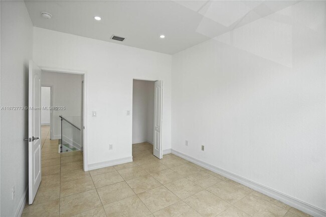 Building Photo - 3708 NE 22nd Pl