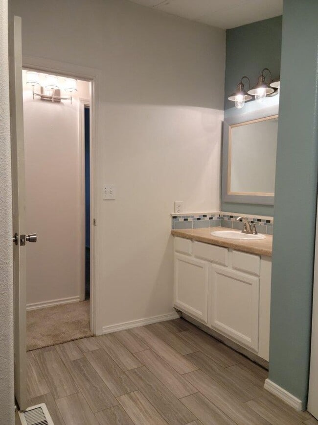 Building Photo - 930 NW Donahoo St