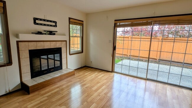Building Photo - Spacious 3 Bedroom Townhome in Small Complex