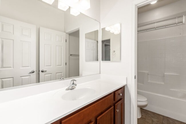 Building Photo - Beautiful 4 bedroom 2.5 bathroom home with...