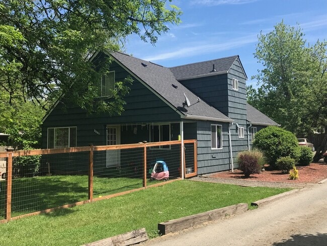 Primary Photo - 5+ Bed/2 Bath East Campus home with fenced...