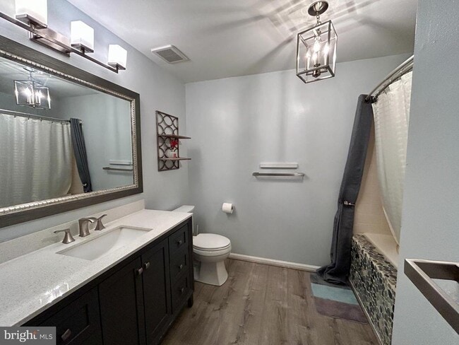 Building Photo - 904B Oliphant Ln