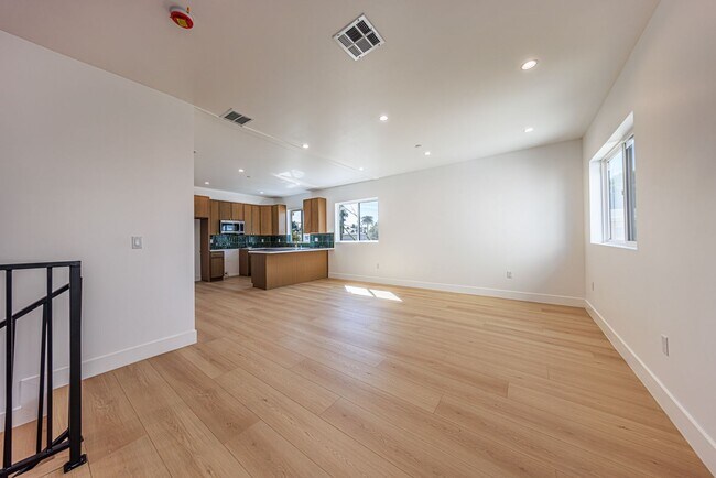 Building Photo - 2424 Westview Dr.