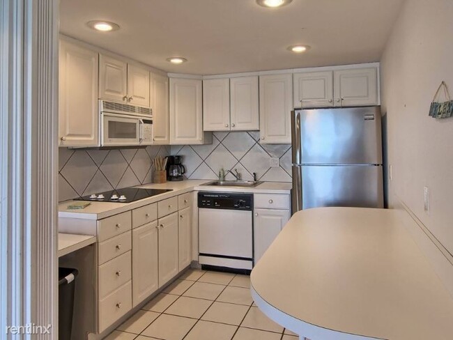 Building Photo - 10611 S W Bay Shore Dr