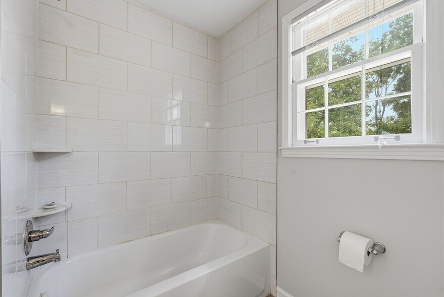Building Photo - 2614 Edge O Lake Dr