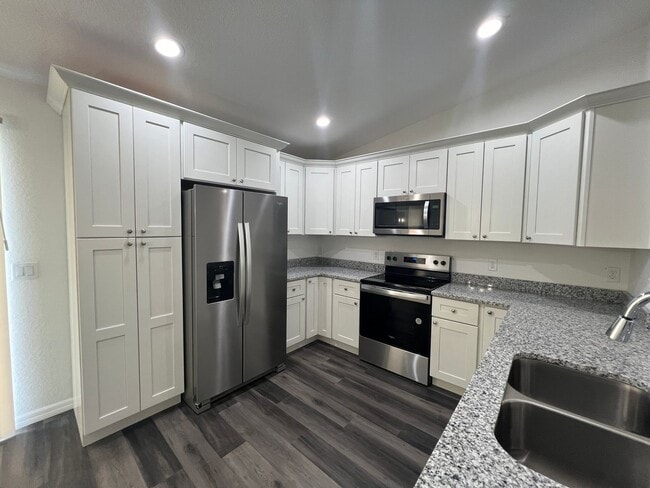 Building Photo - Beautifl Bedroom / 2 Bath Home in Ocklawaha!
