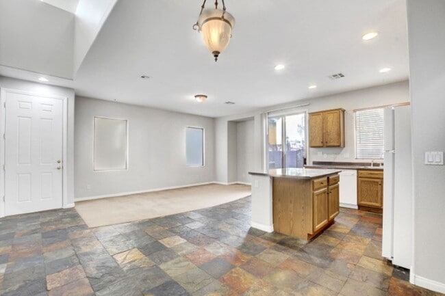 Building Photo - Awesome 3 Bedroom, 2 Story Home in North L...